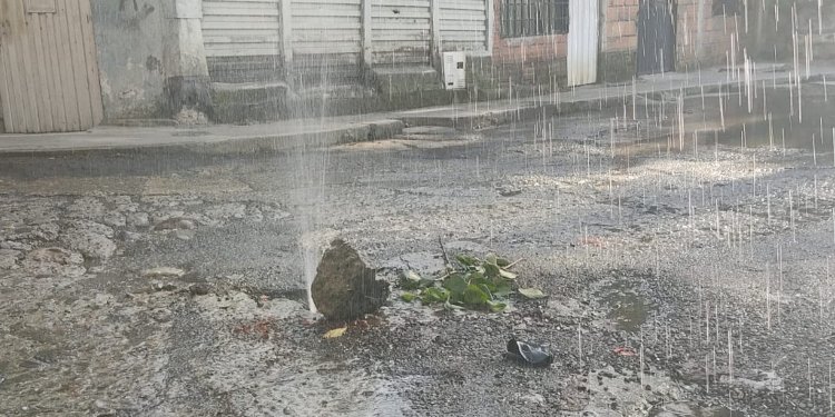 Habitantes del barrio Pueblo Nuevo en Ibagué afectados por fuga de agua