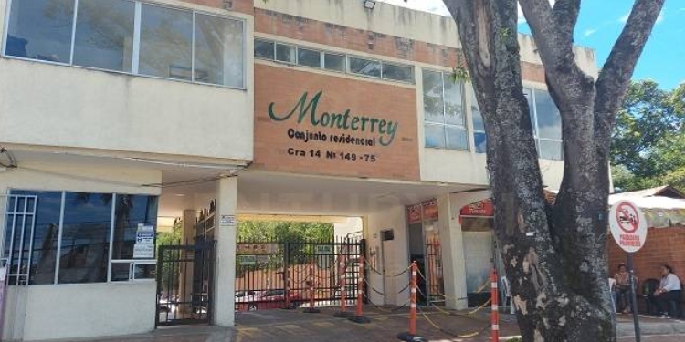 Una mujer compró un colchón y la mandaron a dormir a la calle porque no se lo dejaron entrar al conjunto