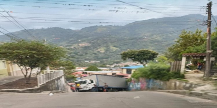 ¡Atención! Un furgón se devolvió en plena cuesta del barrio Arado