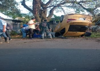 Tres personas terminaron atrapadas en un taxi por un acto de intolerancia