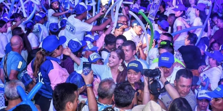 Inmenso acompañamiento a Adriana Magali Matiz en Melgar