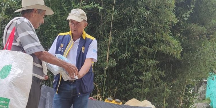 Alcaldía entregó ayuda humanitaria a dos adultos mayores que perdieron su vivienda