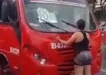 Mujer se le atravesó a una buseta que golpeó su carro y se iba a volar
