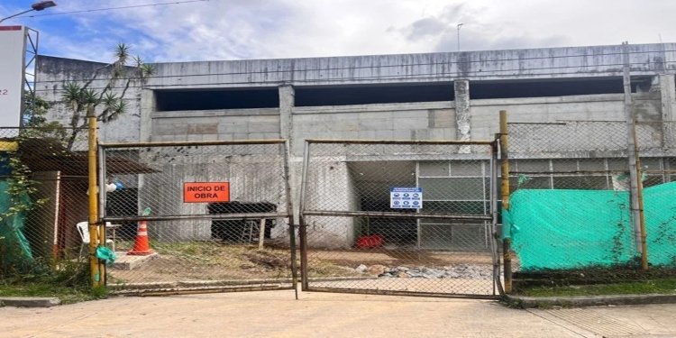 Denuncian a subcontratista del Coliseo Menor por no pagar a obreros y dueños de equipos de construcción.
