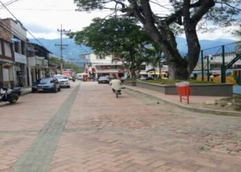 Habitantes de la comuna 7 de Ibagué reclaman a Celsia por el mal servicio de energía.