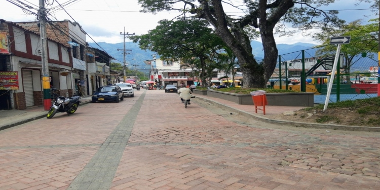 Habitantes de la comuna 7 de Ibagué reclaman a Celsia por el mal servicio de energía.