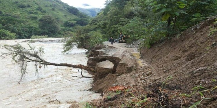 Transportadores de Playarrica a Roncesvalles alertan sobre peligro inminente de deslizamiento en la vía