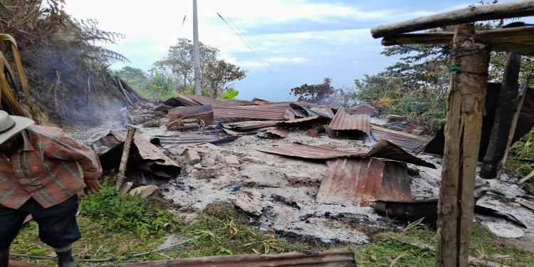 Dos abuelos quedaron en la calle tras el incendio que consumió su vivienda en la vereda Chembe