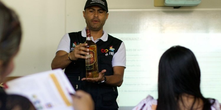 Aprende a identificar licor y cigarrillos de contrabando