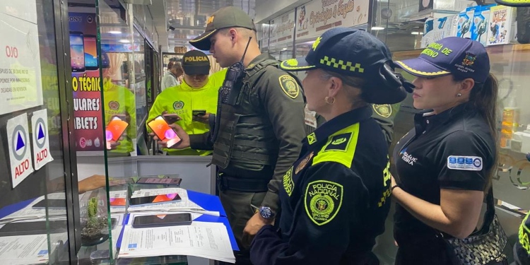 Sellaron 10 almacenes donde vendían celulares robados en un centro comercial