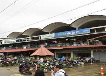 Adulta mayor denuncia atropellos y amenazas por parte de una comerciante de la plaza de la 21.