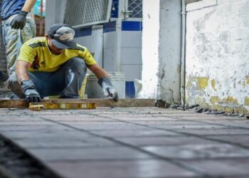 A toda máquina avanzan las obras de mantenimiento en la Plaza de La 14