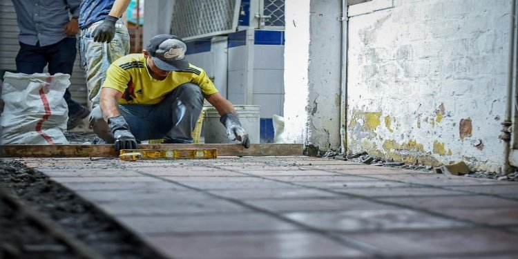 A toda máquina avanzan las obras de mantenimiento en la Plaza de La 14