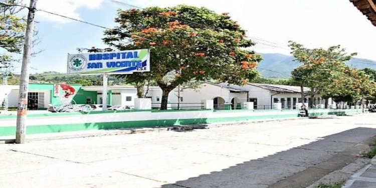 Médico del hospital de Rovira destrozó vidrios y puertas luego de ser despedido