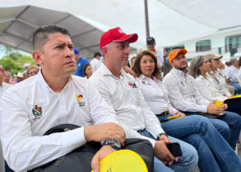 Tapa Roja el aguardiente de la tierra de los grandes