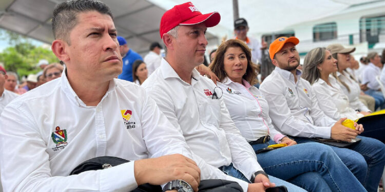 Tapa Roja el aguardiente de la tierra de los grandes