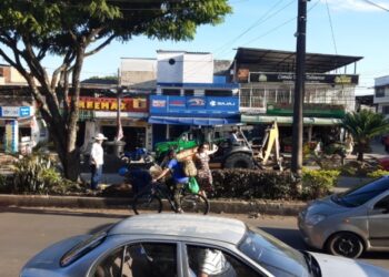 ¡Inexplicable! Habitantes de la comuna 6 reclaman por la destrucción de una vía ya pavimentada en la Avenida Ambalá