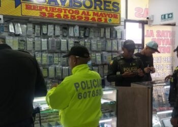 Cerraron 4 almacenes del centro de Ibagué donde encontraron celulares hurtados