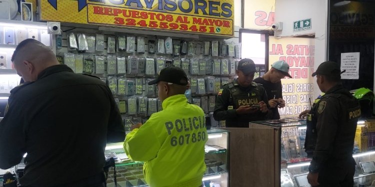Cerraron 4 almacenes del centro de Ibagué donde encontraron celulares hurtados