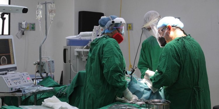 En 5 horas le reimplantaron la mano a un hombre que la había perdido de un machetazo