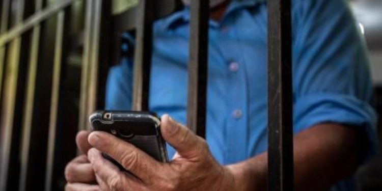 Redes sociales dejan en evidencia la llamada de una reclusa a un hombre para estafarlo y la ‘víctima’ resultó ser otro preso