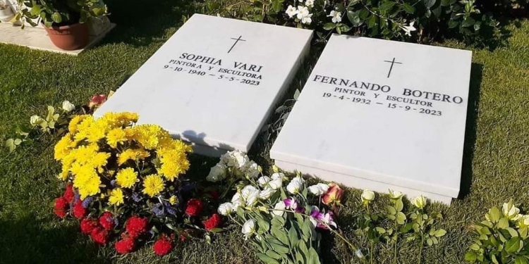 Fernando Botero descansa al lado de su amada Sophia Vari, en Italia