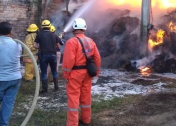Incendio estructural destruyó la vivienda de un campesino en Villahermosa