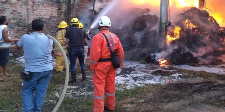 Incendio estructural destruyó la vivienda de un campesino en Villahermosa
