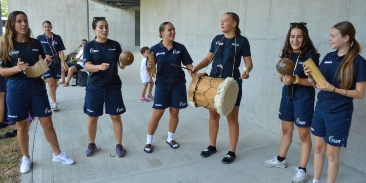 Italia se despidió como campeona al ritmo de instrumentos de la región