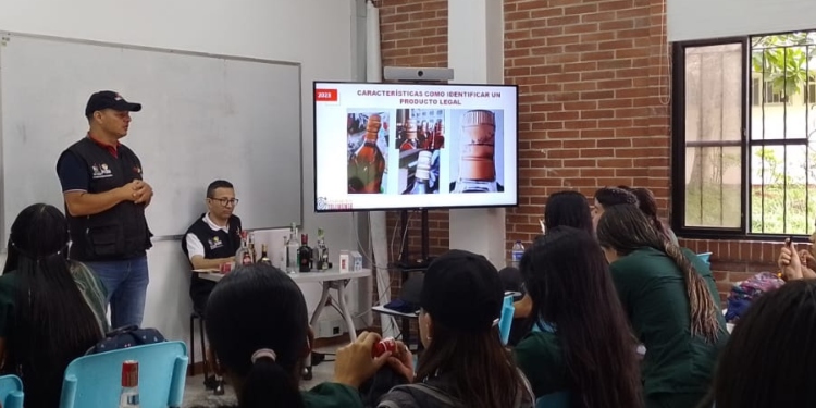 Jóvenes tolimenses se capacitan sobre el anticontrabando 