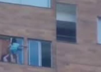 ¡Qué peligro! En video quedó registrado peligroso juego entre niñas a más de 20 metros de altura