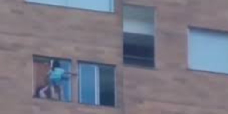 ¡Qué peligro! En video quedó registrado peligroso juego entre niñas a más de 20 metros de altura