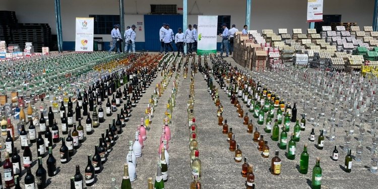 Hoy se llevó a cabo la jornada de destrucción de licores adulterados y cigarrillos de contrabando incautados en lo que va corrido del 2023