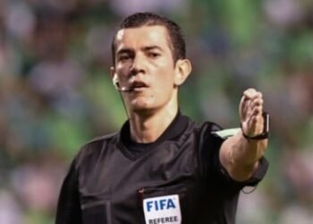 Un polémico gesto del árbitro colombiano Andrés Rojas en la semifinal de la Copa Sudamericana