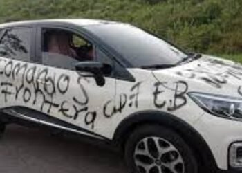 Caquetá: En retén ilegal, disidentes de las Farc grafitearon varios vehículos