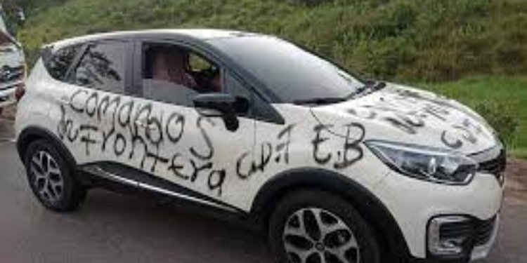 Caquetá: En retén ilegal, disidentes de las Farc grafitearon varios vehículos