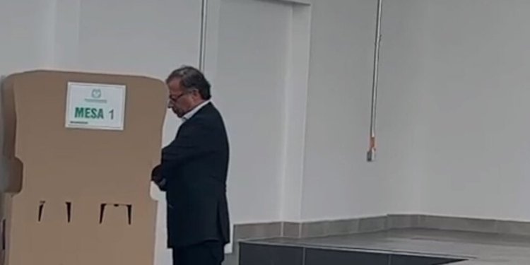 Petro desafía la tradición y vota desde el colegio en el que lo hacía como ciudadano