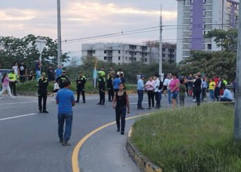 En Villa del Prado y las Américas no dan más sin agua y se toman nuevamente las vías para protestar contra el alcalde Hurtado.