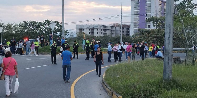 En Villa del Prado y las Américas no dan más sin agua y se toman nuevamente las vías para protestar contra el alcalde Hurtado.