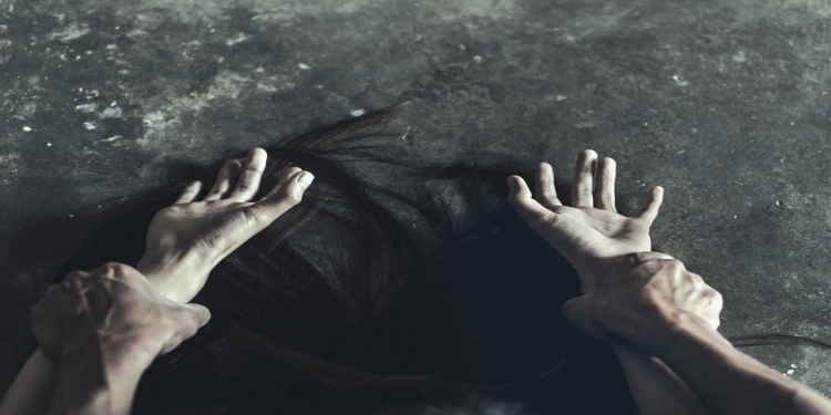 Joven habría sido golpeada y abusada sexualmente en Fresno