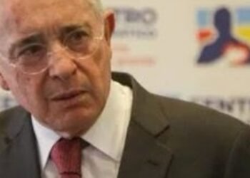 Álvaro Uribe: “Avanza la destrucción de la salud” por debate en el Congreso sobre la reforma