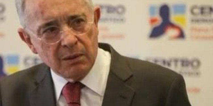 Álvaro Uribe: «Avanza la destrucción de la salud» por debate en el Congreso sobre la reforma