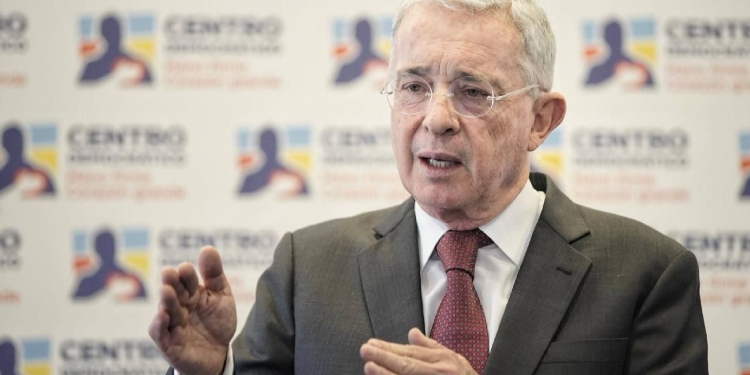 En Argentina denuncian al expresidente Álvaro Uribe ante la justicia por falsos positivos en Colombia