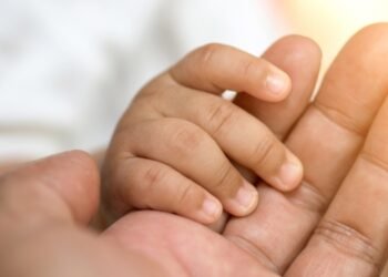 Bebé sobrevivió al caer de un sexto piso en Bogotá por un descuido