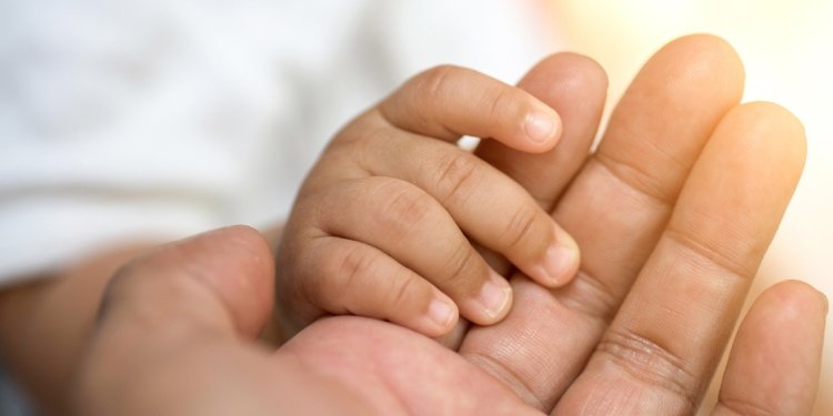 Bebé sobrevivió al caer de un sexto piso en Bogotá por un descuido