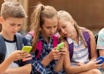 Edad recomendada y riesgos: Detalles cruciales sobre el uso de celulares en niños
