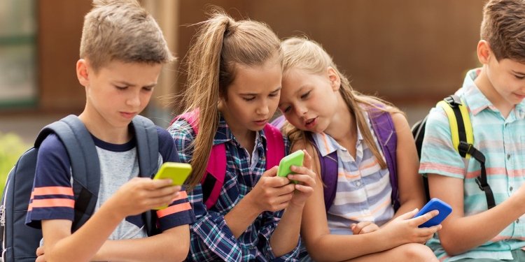 Edad recomendada y riesgos: Detalles cruciales sobre el uso de celulares en niños