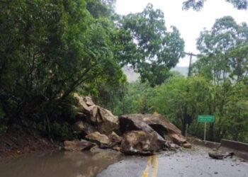 Se registra derrumbe en el sector conocido como Nariz Del Diablo