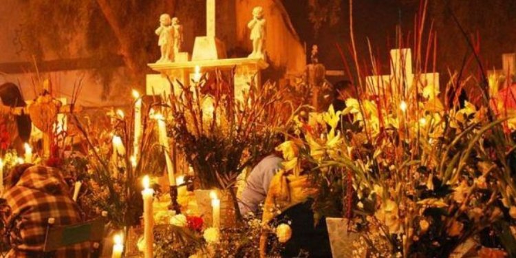 Efemérides: Celebración del Día de Todos los Santos: Reflexión y Tradiciones