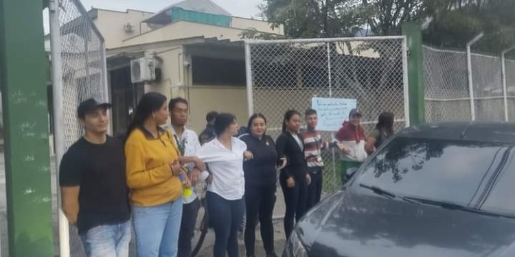Familiares de jóvenes infractores protestan por el traslado de sus hijos